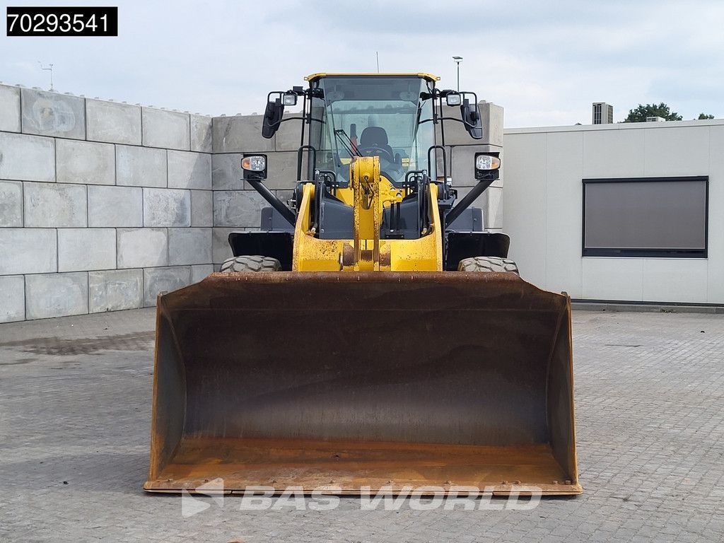 Komatsu WB 320-8E0 WA320-8E0