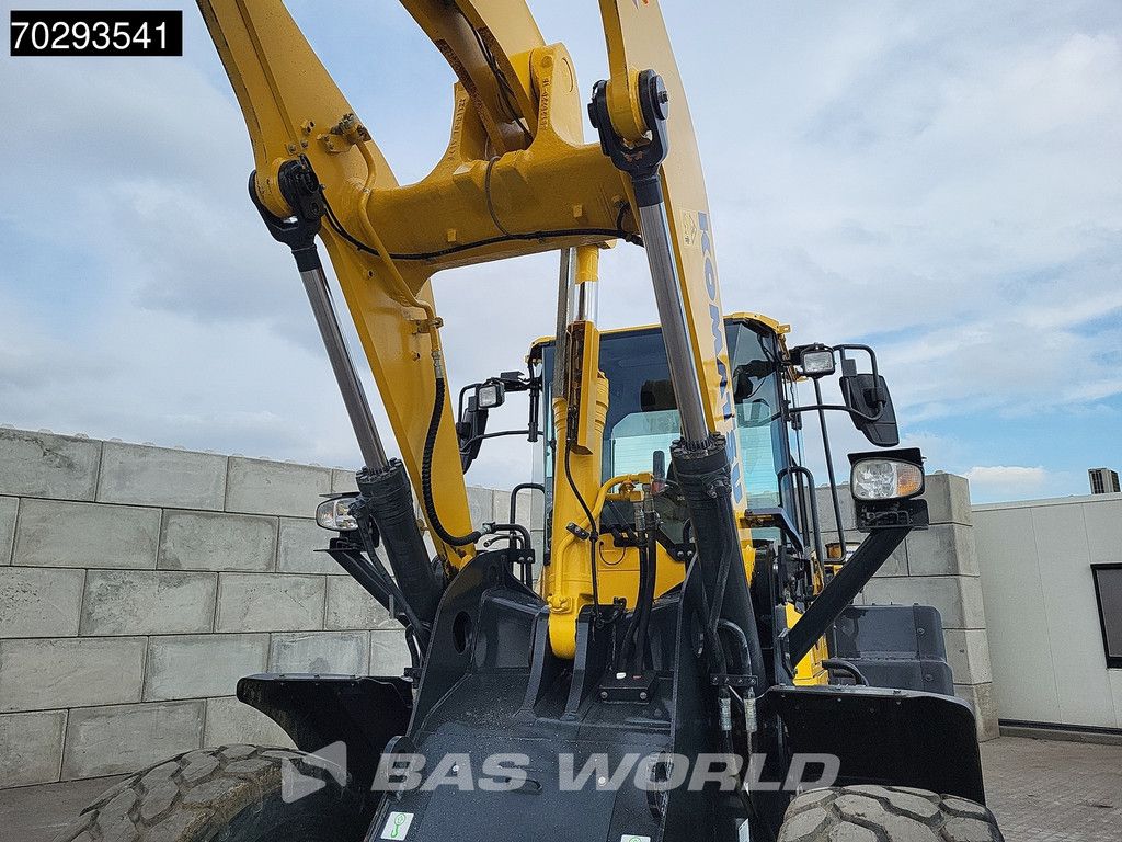 Komatsu WB 320-8E0 WA320-8E0