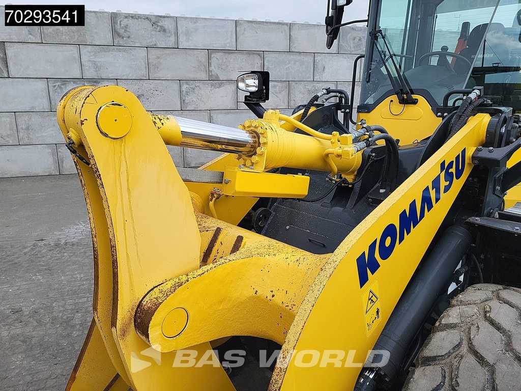 Komatsu WB 320-8E0 WA320-8E0