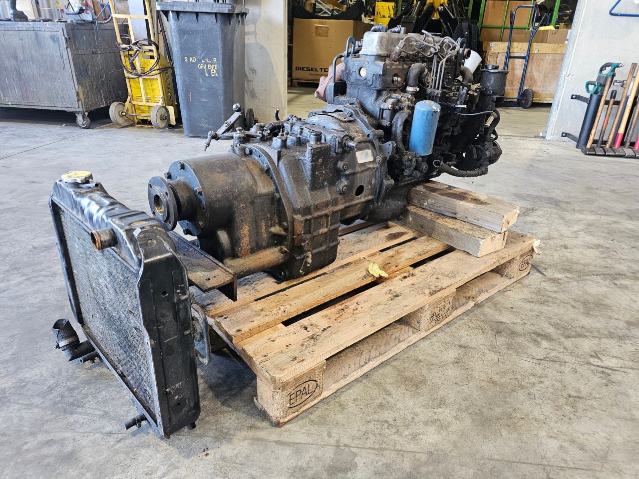 Nissan 2.5 Diesel Met Radiateur En Automatische Versnellingsbak