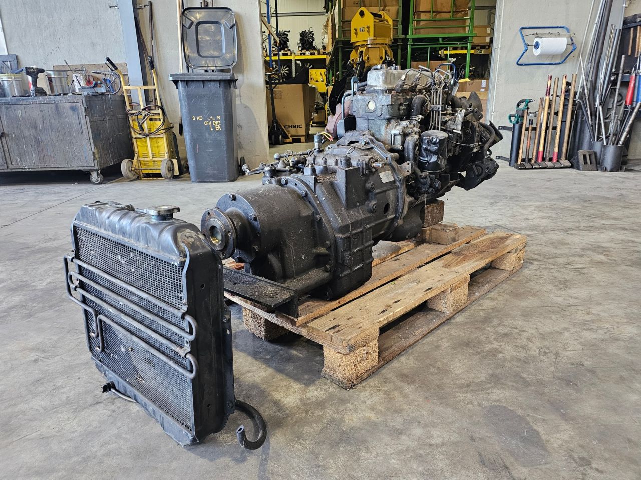 Nissan 2.5 Diesel Met Radiateur En Automatische Versnellingsbak