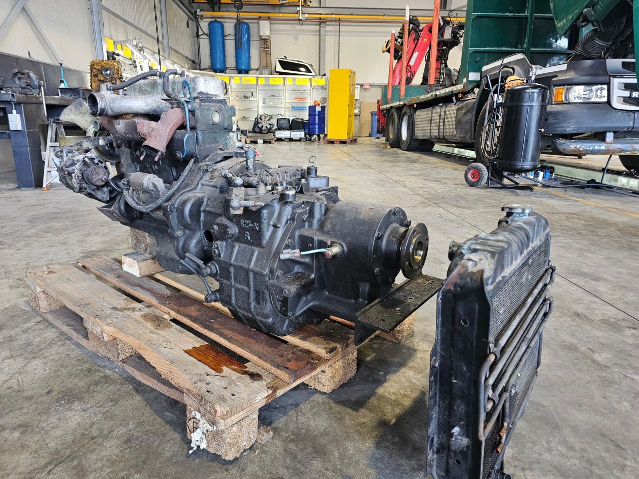 Nissan 2.5 Diesel Met Radiateur En Automatische Versnellingsbak