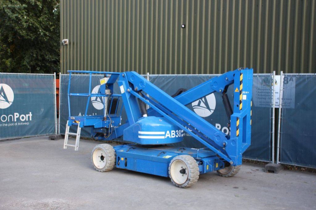 UpRight AB38 Electric Articulating Boom Lift 13.4m