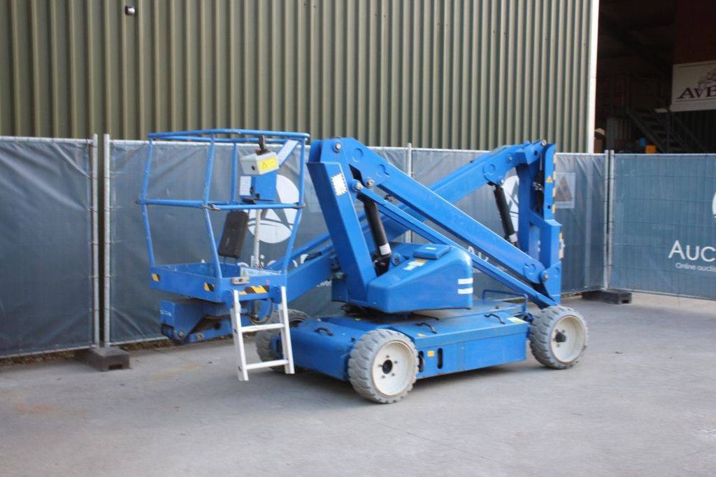 UpRight AB38 Electric Articulating Boom Lift 13.4m
