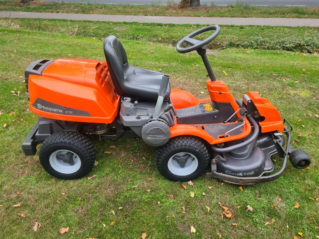 Husqvarna Rider 16 hydrostaat frontmaaier mulch maaier.