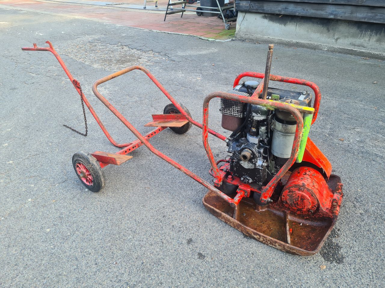Trilplaat met diesel motor.