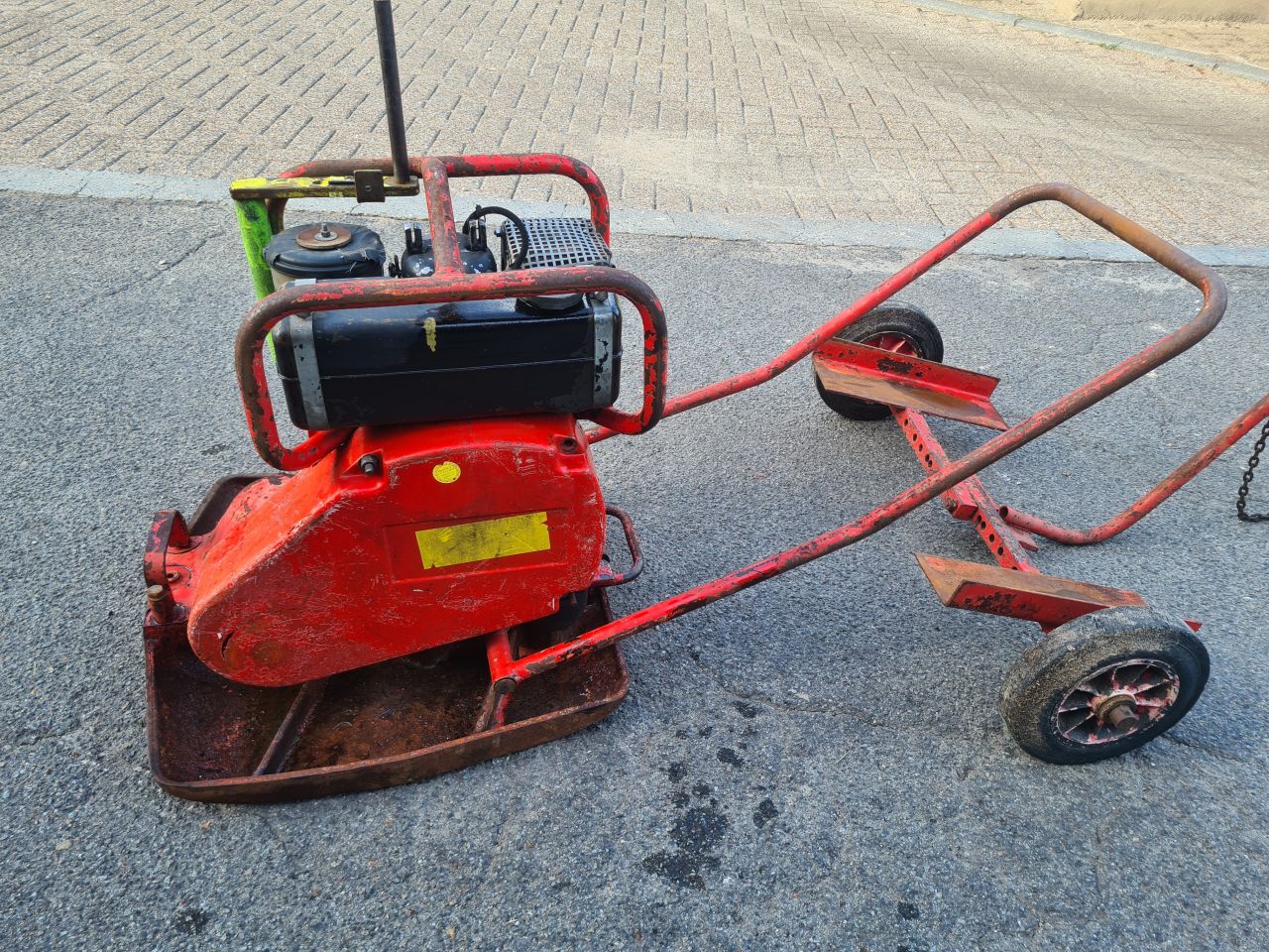 Trilplaat met diesel motor.