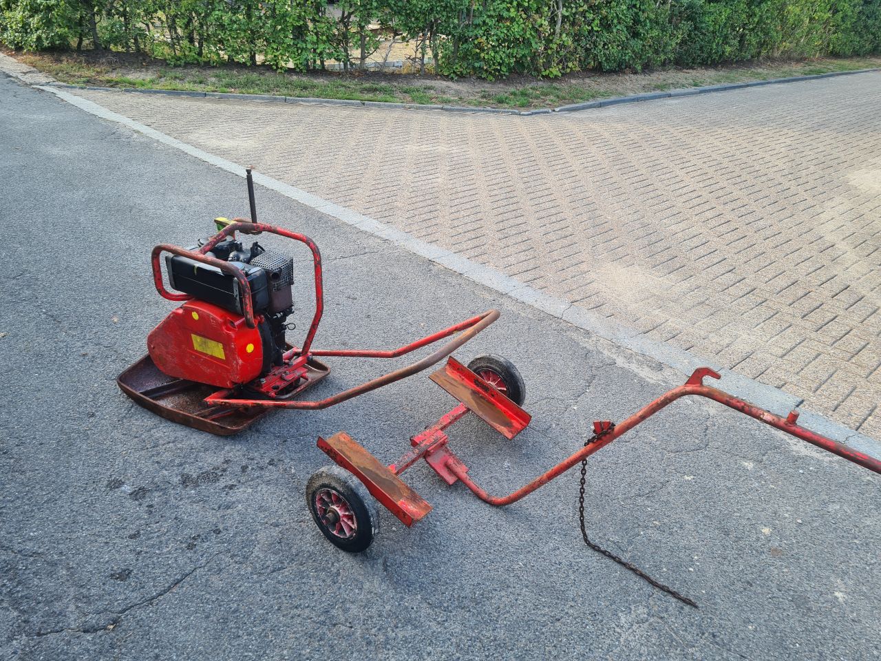 Trilplaat met diesel motor.