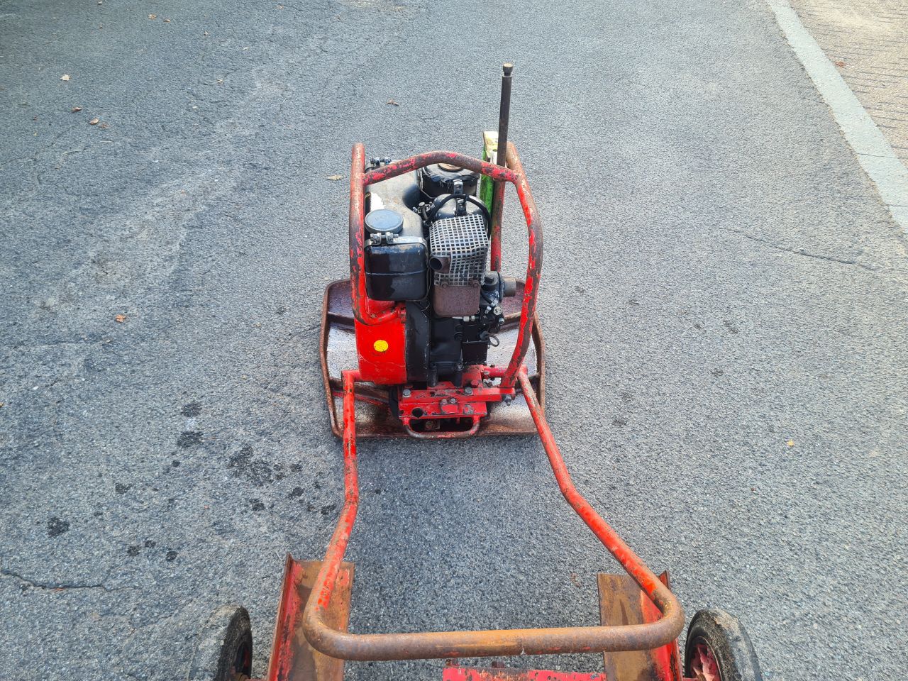 Trilplaat met diesel motor.