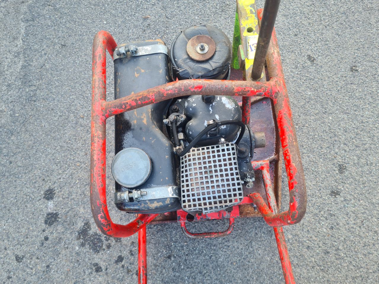 Trilplaat met diesel motor.