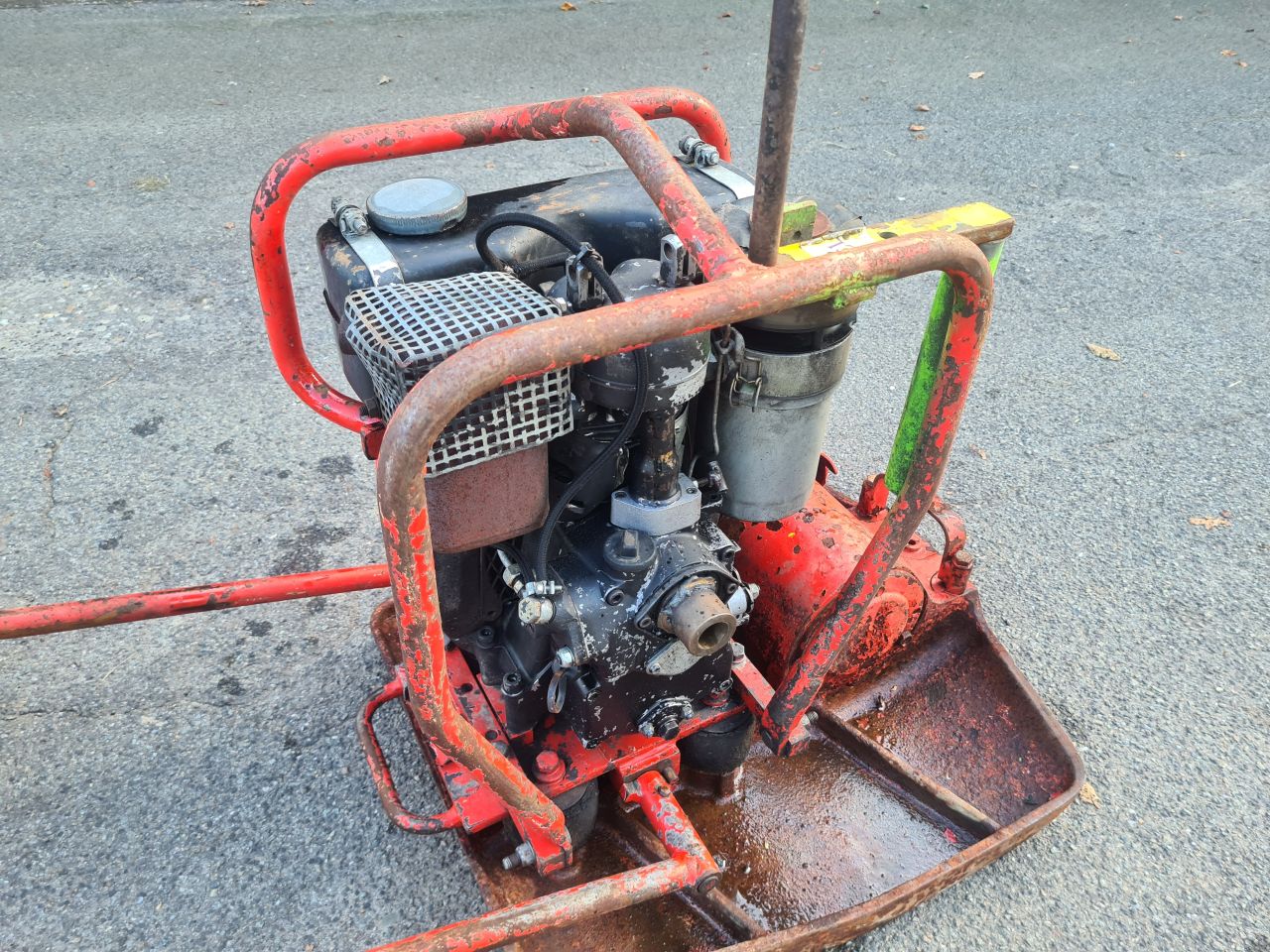 Trilplaat met diesel motor.