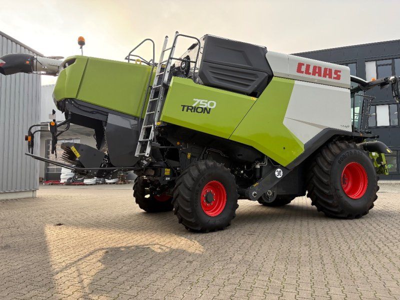 Claas TRION 750