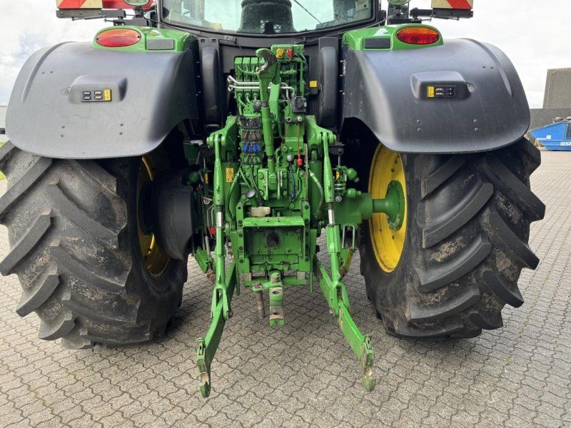 John Deere 6215R