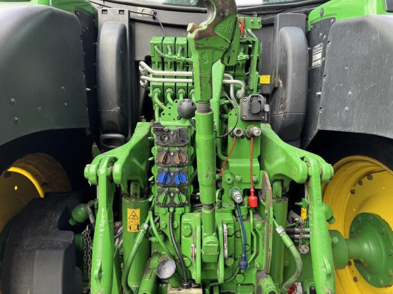 John Deere 6215R