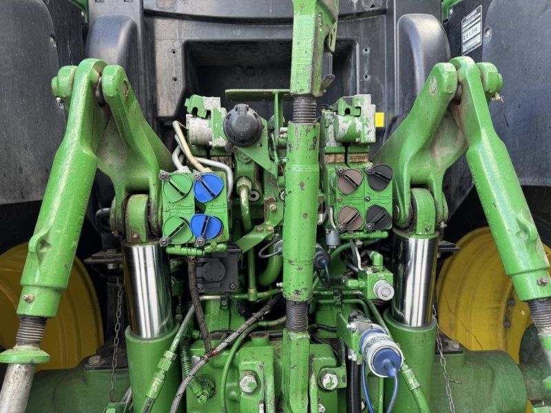 John Deere 6210