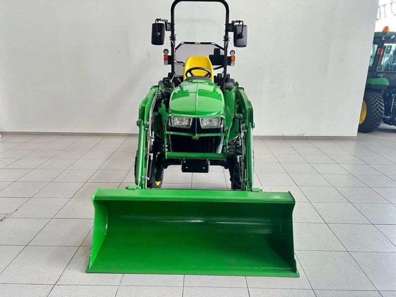 John Deere 3038E