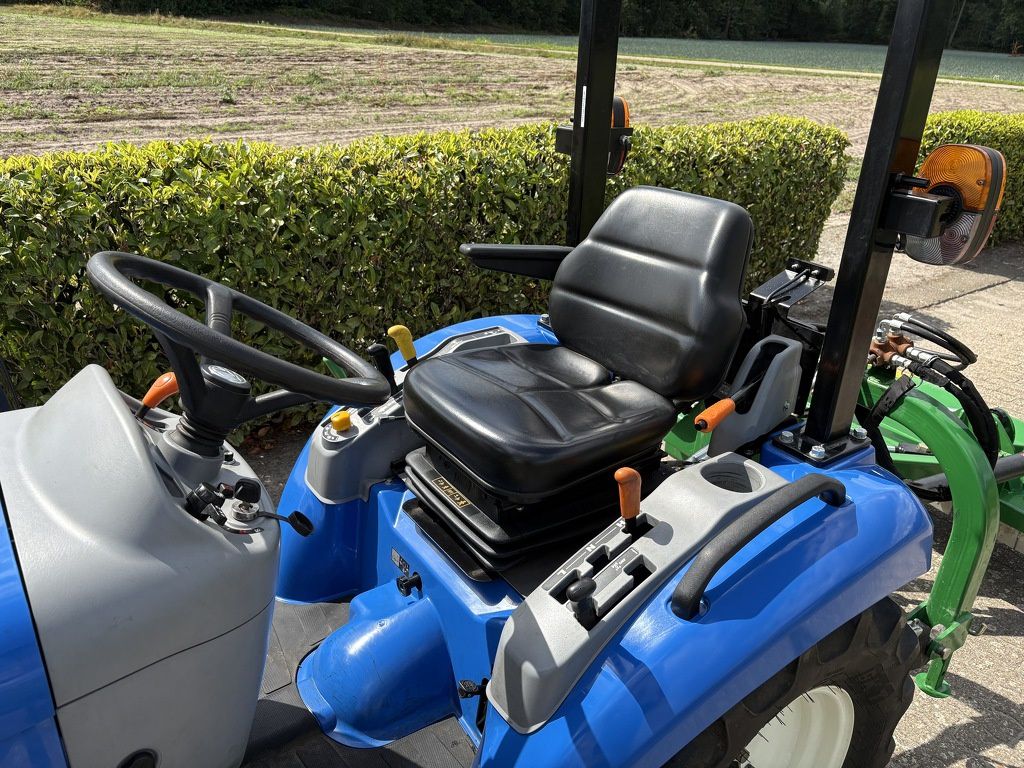 New Holland Boomer 25