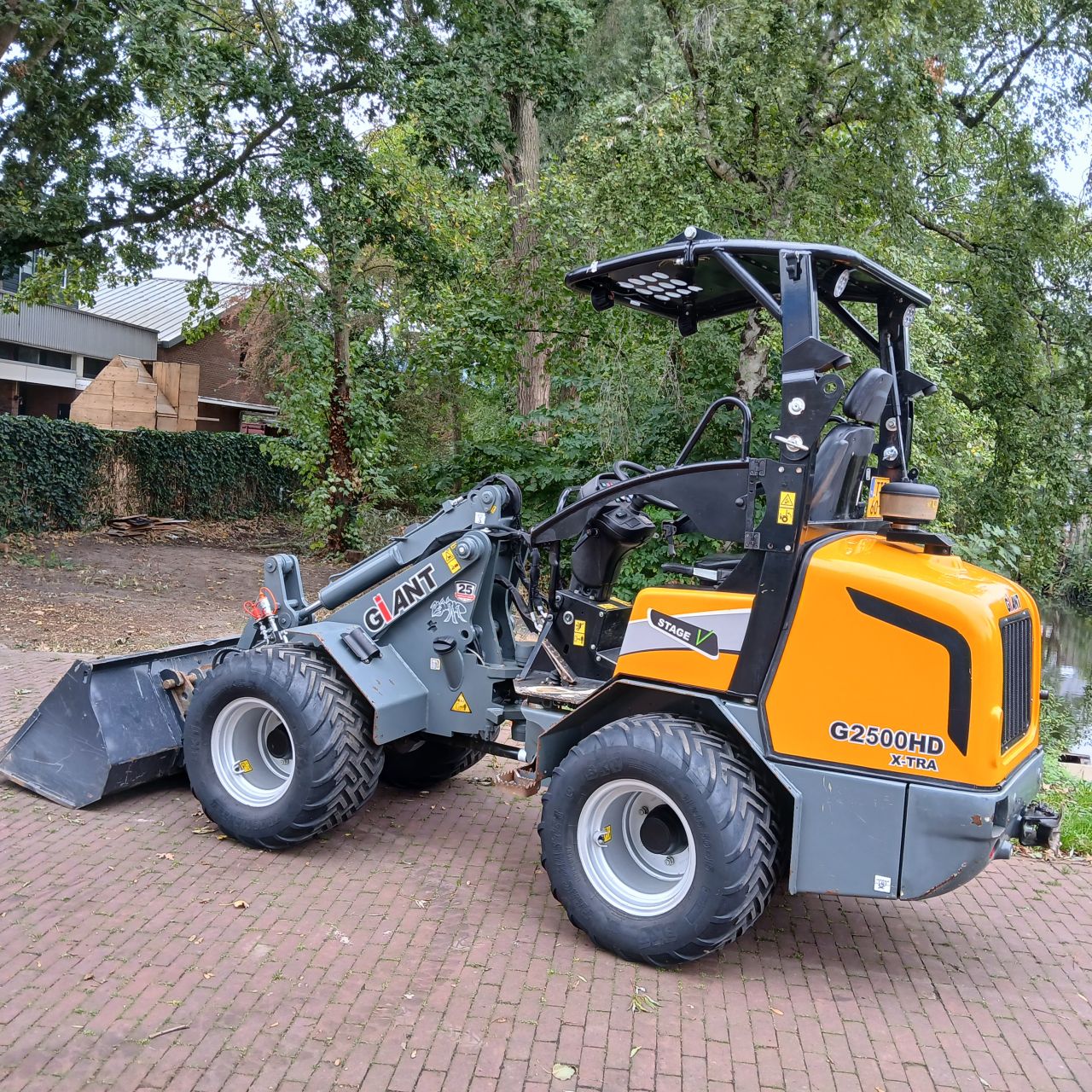 Giant G2500HD Xtra Minishovel.