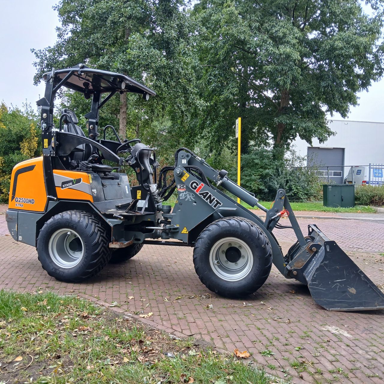 Giant G2500HD Xtra Minishovel.