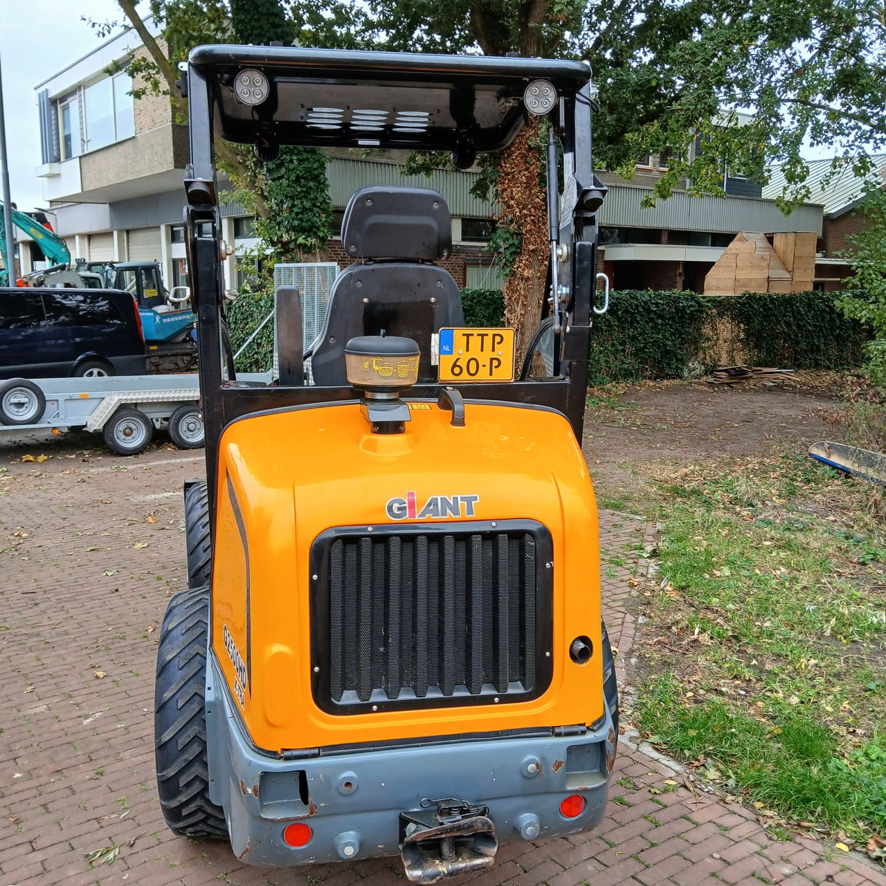 Giant G2500HD Xtra Minishovel.