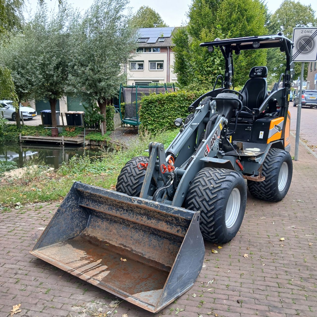 Giant G2500HD Xtra Minishovel.