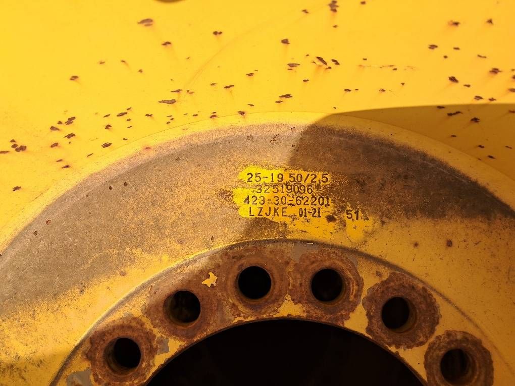 Komatsu WA380 4x RIM ASSY 423-30-62201