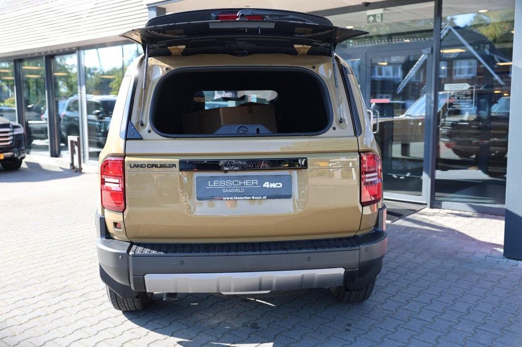 Toyota Landcruiser 250 2.8 D-4D 5DRS EXECUTIVE A/T VAN MET SCHUIFDAK BPM VRIJ