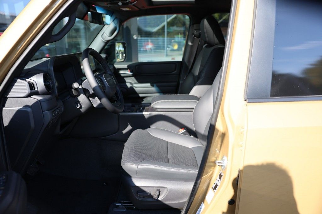 Toyota Landcruiser 250 2.8 D-4D 5DRS EXECUTIVE A/T VAN MET SCHUIFDAK BPM VRIJ