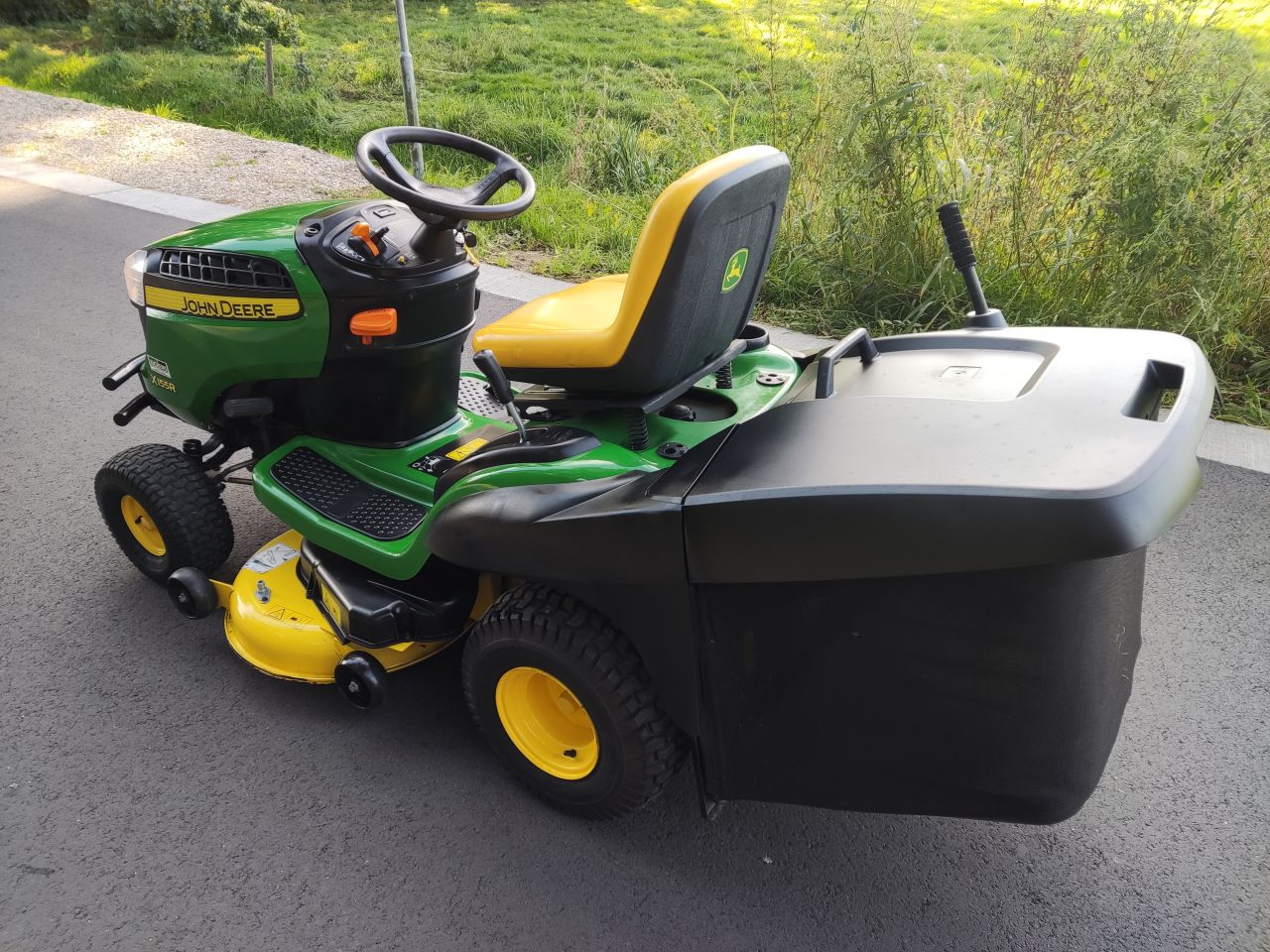 JOHN DEERE zitmaaier (type X155R, 18 pk V-Twin, NIEUWSTAAT!)