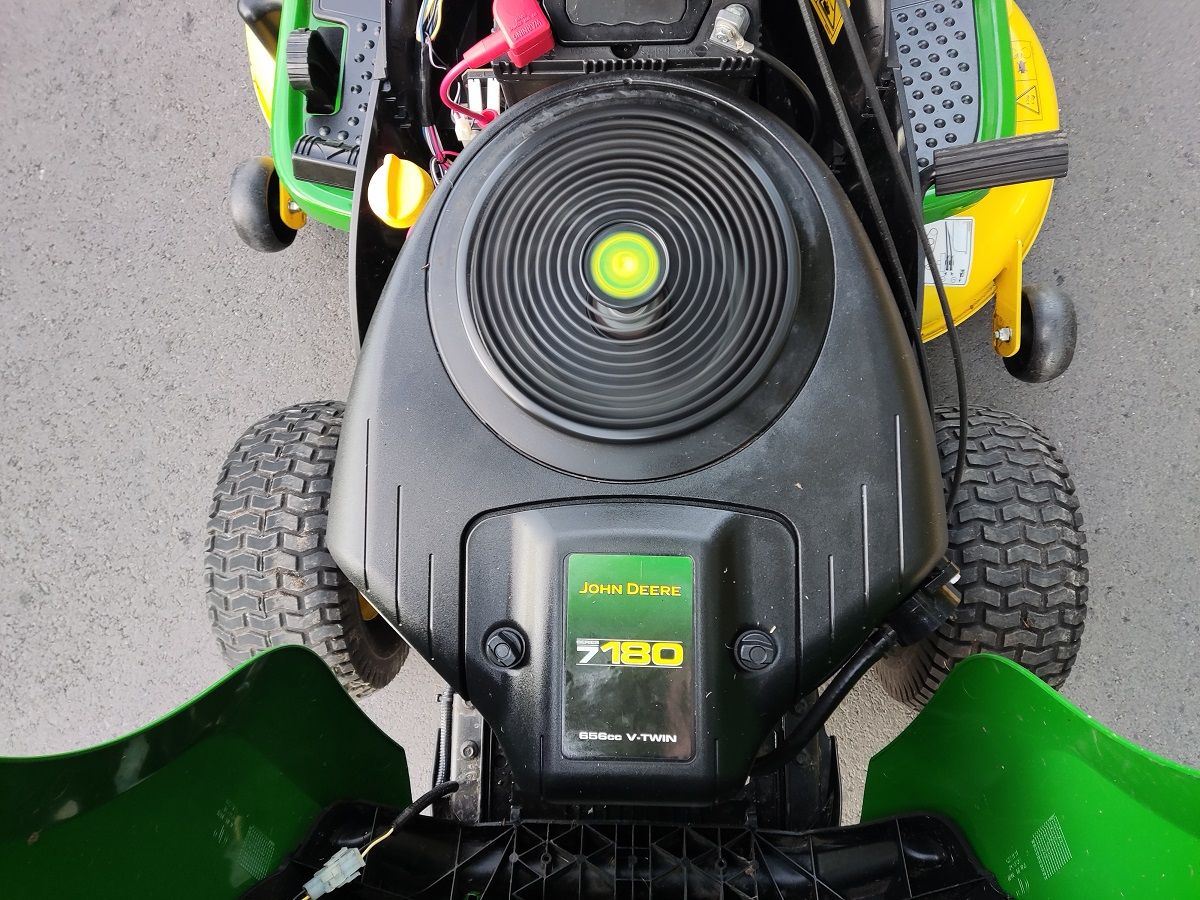 JOHN DEERE zitmaaier (type X155R, 18 pk V-Twin, NIEUWSTAAT!)