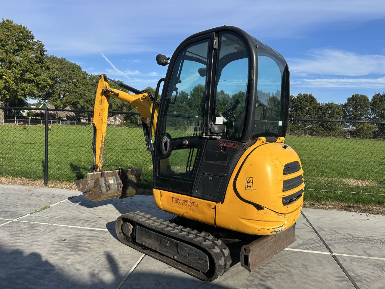 Nette minigraver JCB 8018 met 3bakken