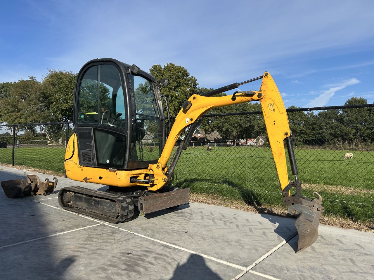 Nette minigraver JCB 8018 met 3bakken