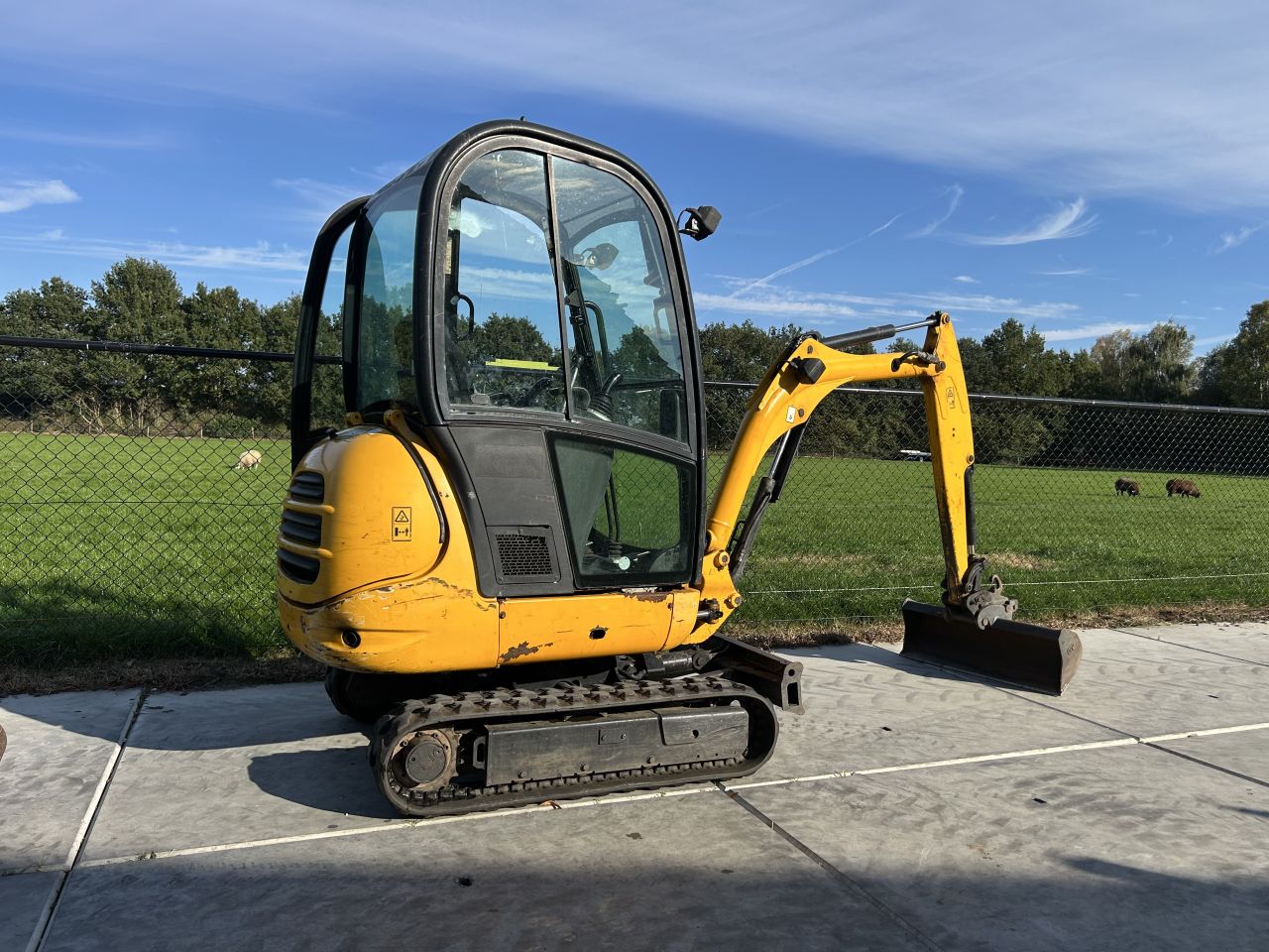 Nette minigraver JCB 8018 met 3bakken