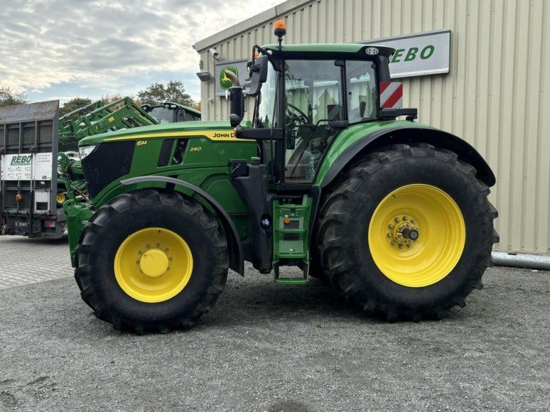 John Deere 6M240
