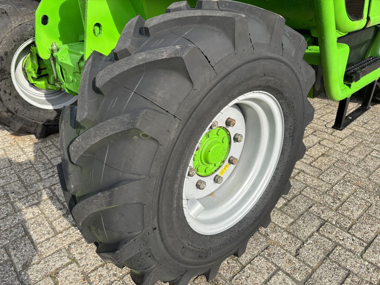 Merlo P40.7 verreiker voorzien van set nieuwe velgen en banden