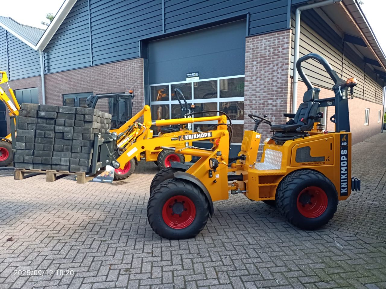 Knikmops 130 shovel / officiel verkooppunt midden ned.