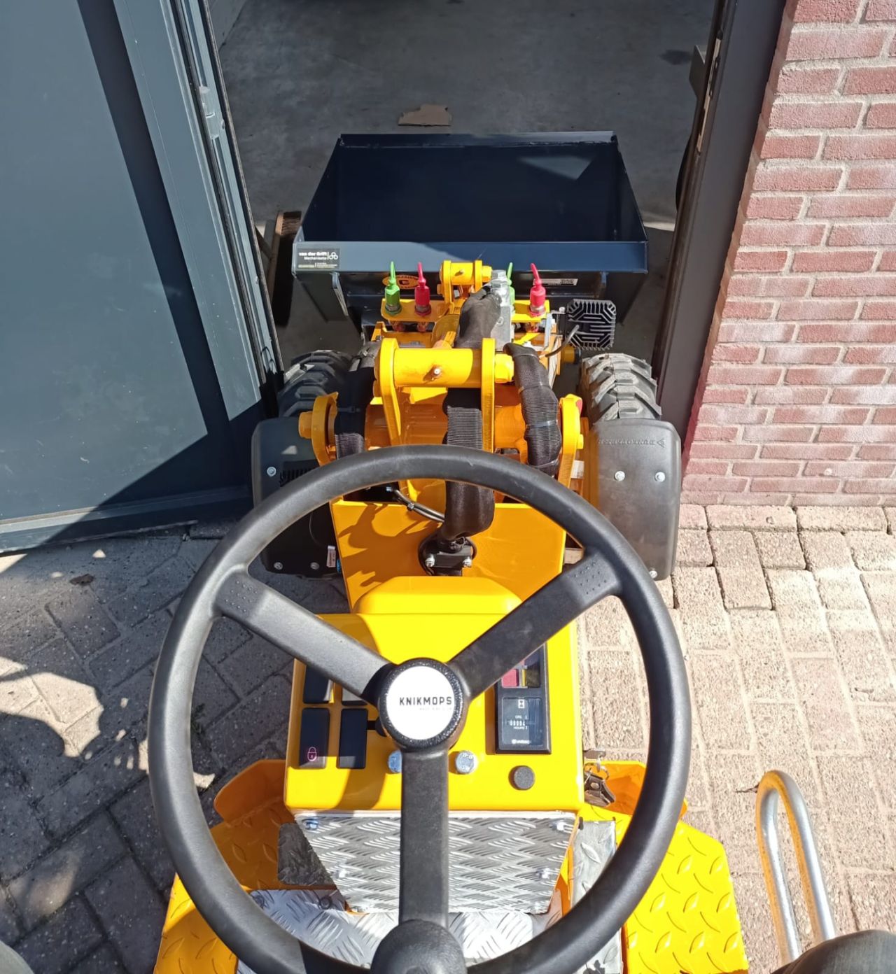 Knikmops 130 shovel / officiel verkooppunt midden ned.