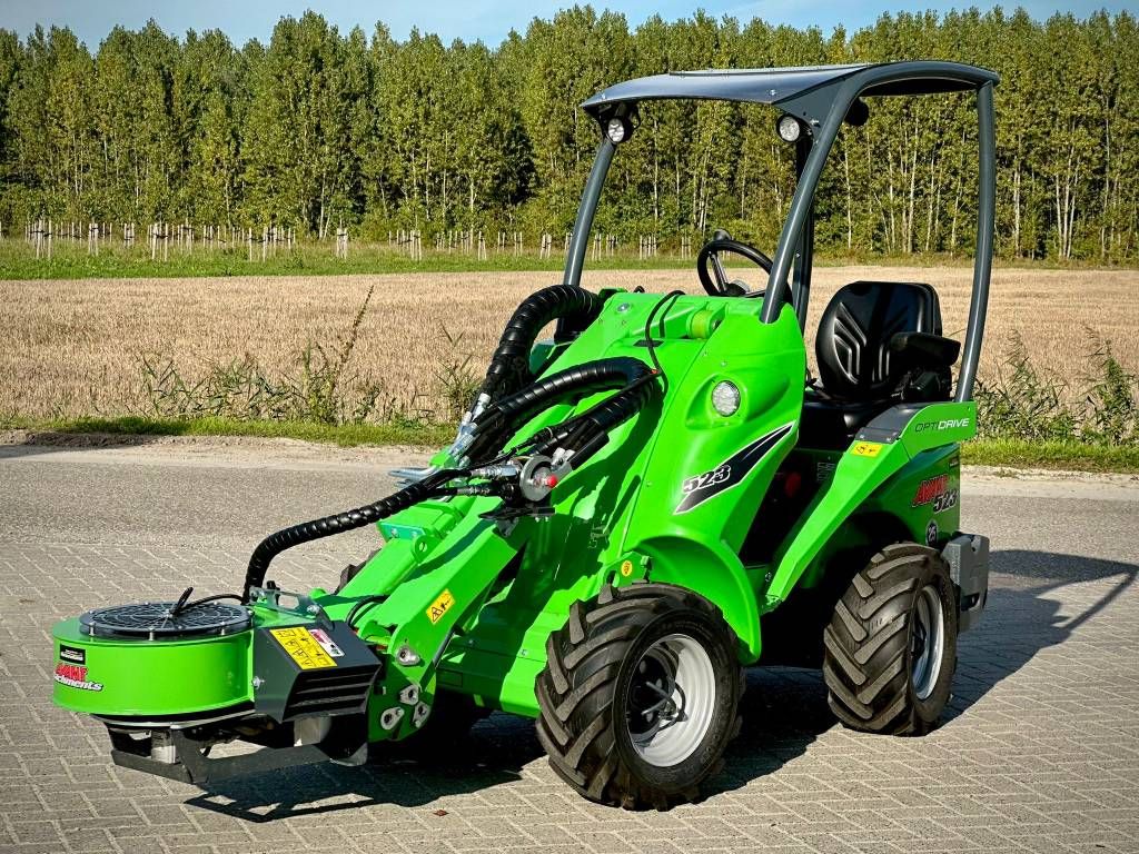Avant 523 TDL met Avant hydraulische bladblazer