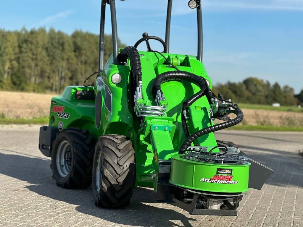 Avant 523 TDL met Avant hydraulische bladblazer