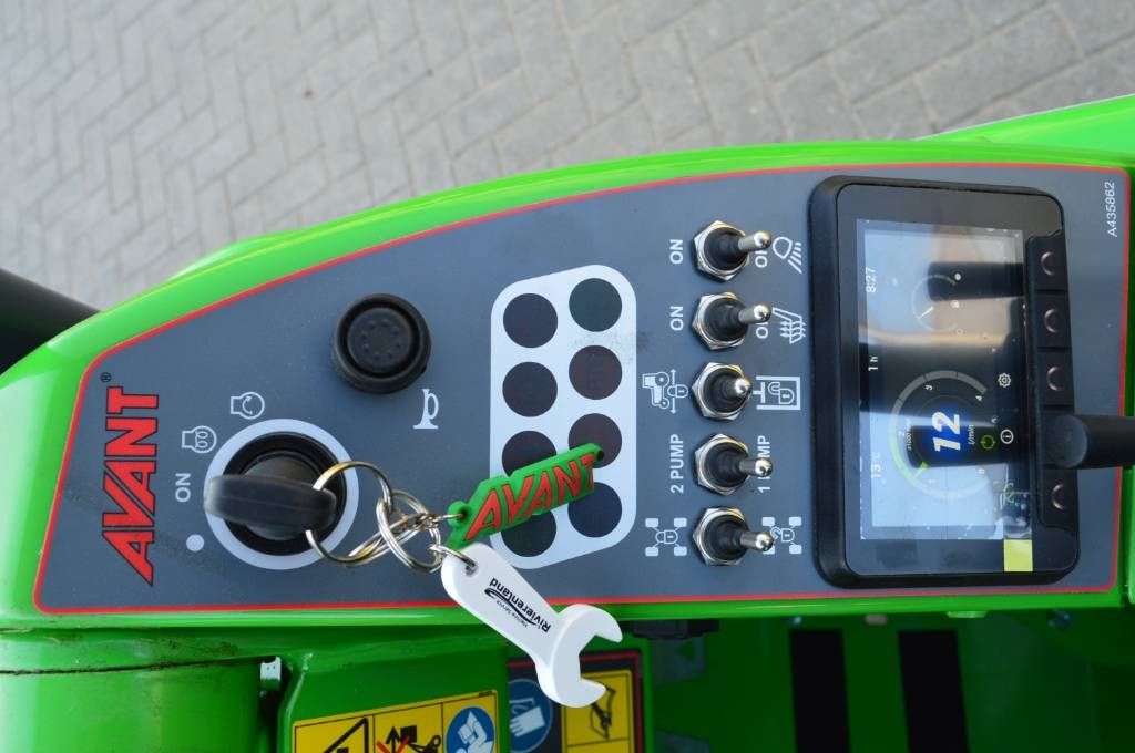 Avant 523 TDL met Avant hydraulische bladblazer
