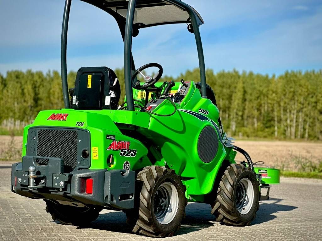 Avant 523 TDL met Avant hydraulische bladblazer