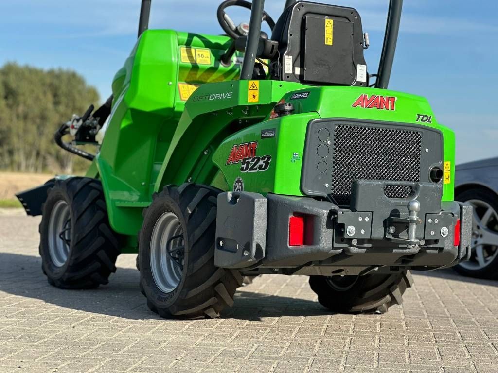 Avant 523 TDL met Avant hydraulische bladblazer