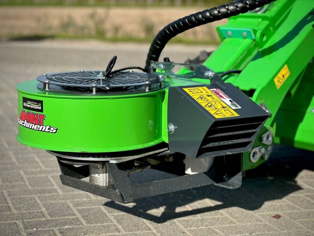 Avant 523 TDL met Avant hydraulische bladblazer