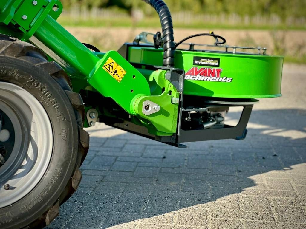 Avant 523 TDL met Avant hydraulische bladblazer