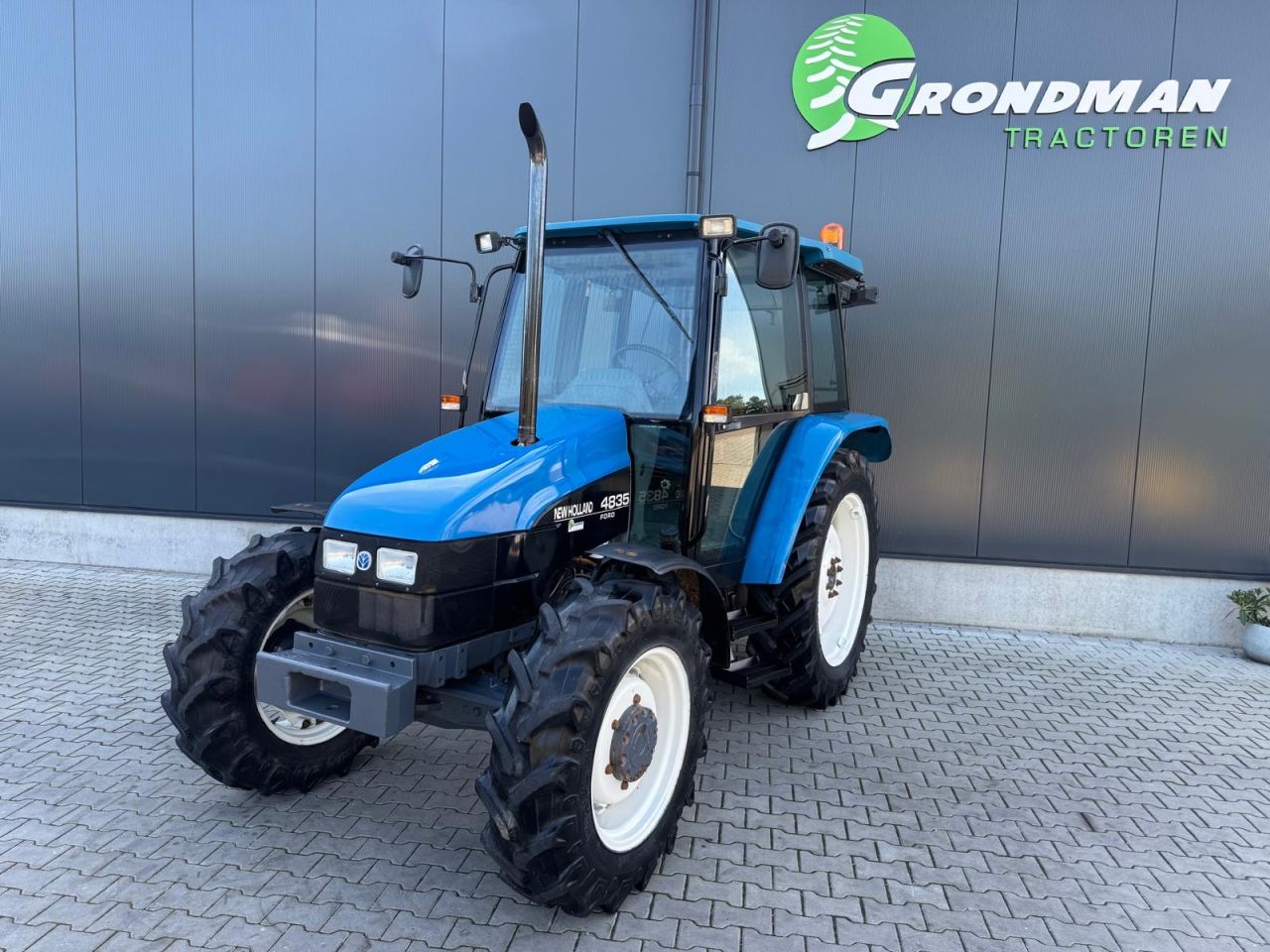 New Holland 4835
