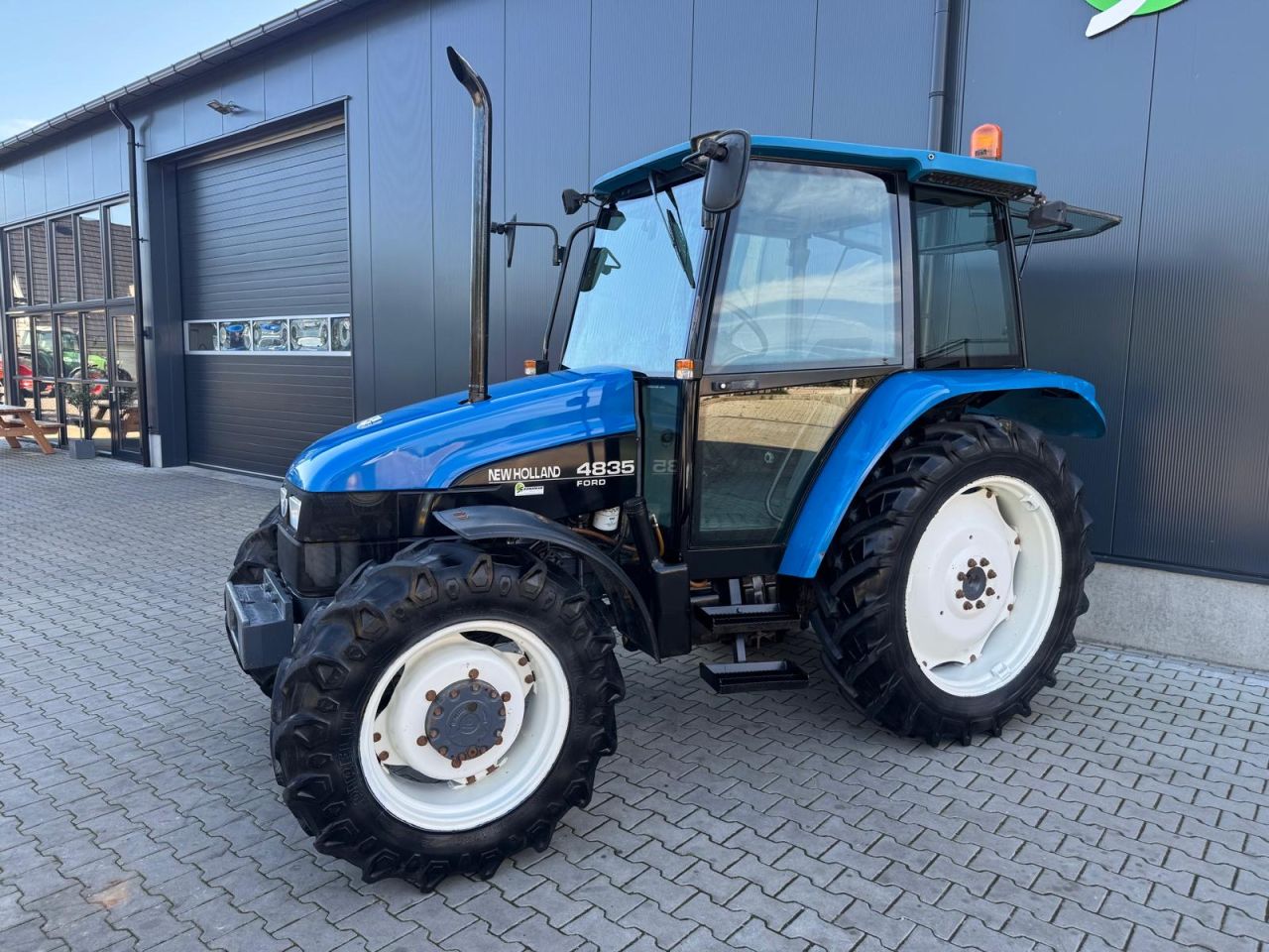 New Holland 4835