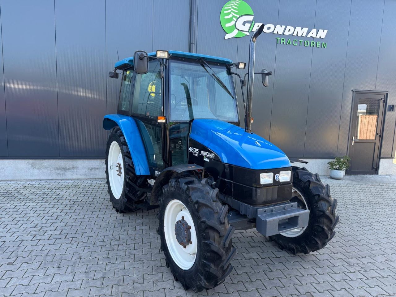 New Holland 4835