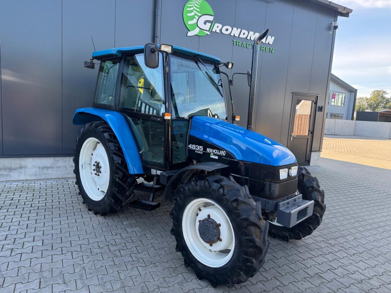 New Holland 4835