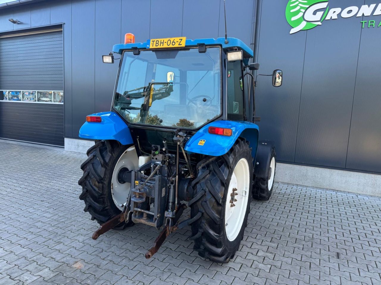 New Holland 4835