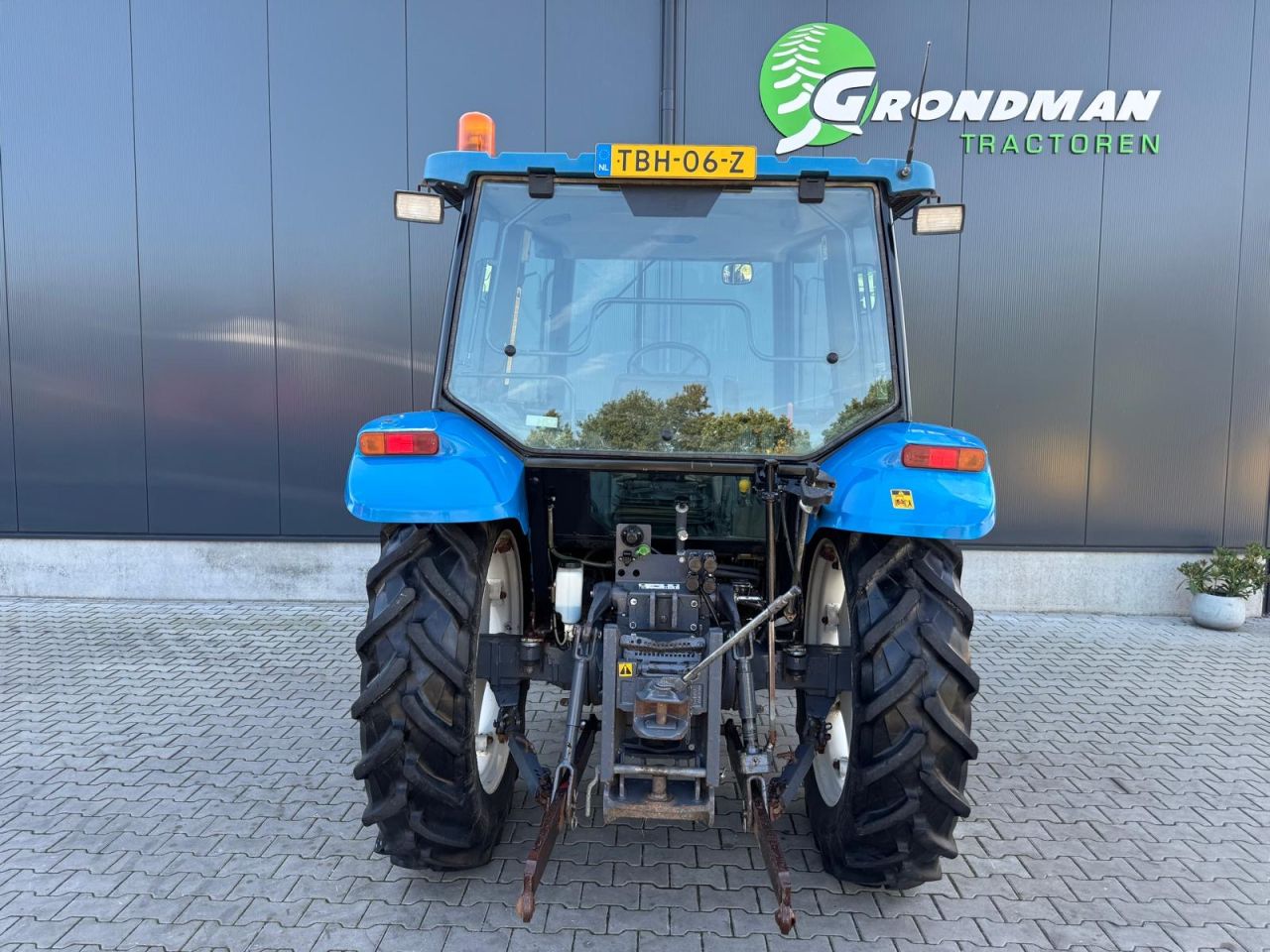 New Holland 4835